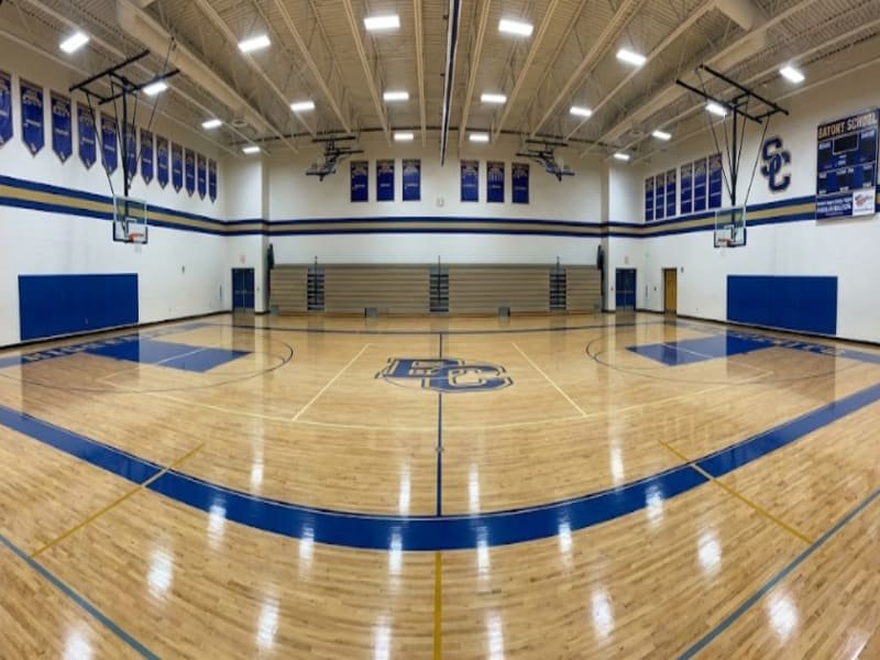 Un pavimento da palestra in acero perfettamente installato con marcature di sicurezza